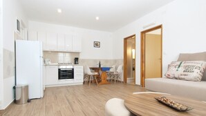 Eine moderne Wohnung mit Küche, Essbereich und Wohnzimmer.