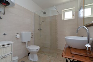 Standard Apartment, 2 Bedrooms (21788) | Bathroom | Shower, hair dryer, towels - House 1833 (Rovinj)