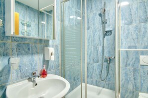 Standard Apartment, 3 Bedrooms (21816) | Bathroom sink