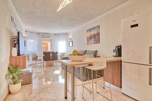 Apartamento estándar, 3 habitaciones (21816) | Servicio de comidas en la habitación