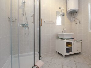 Standard Apartment, 1 Bedroom (22224) | Bathroom | Shower, hair dryer, towels