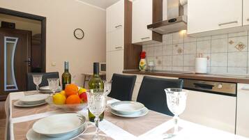 Standard Apartment, 2 Bedrooms (22077) | In-room dining