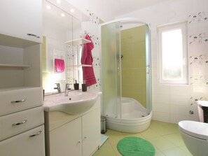 Apartamento standard, 2 quartos (22077) | Banheiro | Chuveiro, secador de cabelo, toalhas de banho