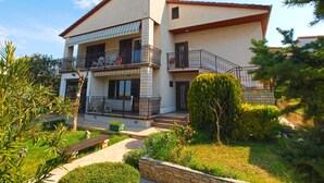 A two-story building with a balcony on the upper floor, surrounded by greenery. - Apartment 1844 (Pula)
