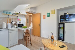 Standard Apartment, 1 Bedroom (22170) | Private kitchen | Fridge, microwave, stovetop, espresso maker - Apartment 1845 (Pula)