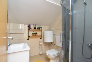 Standard Apartment, 1 Bedroom (22170) | Bathroom | Shower, hair dryer, towels