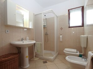 Standard Apartment, 2 Bedrooms (22637) | Bathroom