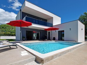 Seasonal outdoor pool - House 1866 (Liznjan)