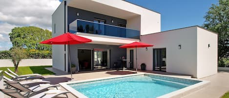 Kolam renang outdoor musiman