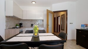 A modern kitchen with a dining area. - Apartment 1868 (Pula)