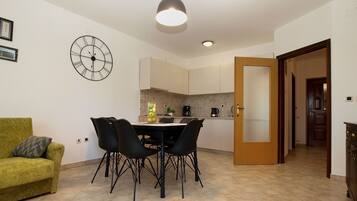Apartemen Standar, 2 kamar tidur (22922) | Makan di kamar
