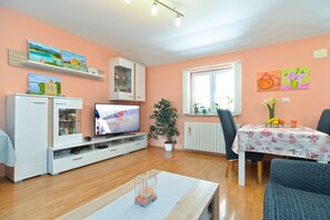 Apartamento estándar, 1 habitación (23021) | Zona de estar | Una televisión