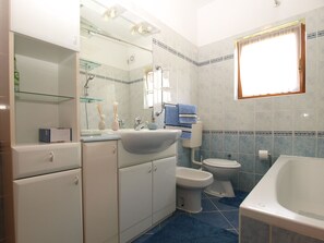 Appartement Standard, 3 chambres (23031) | Salle de bain | Baignoire, baignoire profonde, séchoir à cheveux, serviettes fournies