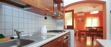 Standard Apartment, 3 Bedrooms (23031) | Private kitchen | Fridge, microwave, oven, stovetop
