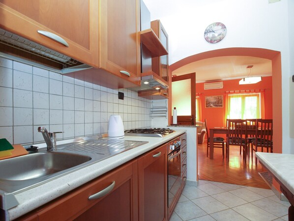 Standard Apartment, 3 Bedrooms (23031) | Private kitchen