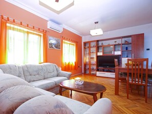 Standard-Apartment, 3 Schlafzimmer (23031) | Wohnbereich | Fernseher