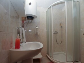 Standard Apartment, 1 Bedroom (23032) | Bathroom sink - Apartment 1876 (Kanfanar)