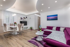 Appartamento Standard, 2 camere da letto (23101) | Area soggiorno | TV