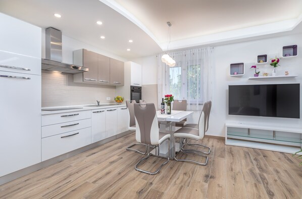 Standard Apartment, 2 Bedrooms (23101) | Private kitchen | Fridge, microwave, oven, stovetop