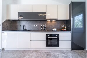 Standaard huis, 4 slaapkamers (23127) | Privékeuken | Een koelkast, een magnetron, een espressoapparaat