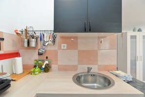 Standard House, 1 Bedroom (23129) | Private kitchen | Fridge, microwave, oven, stovetop