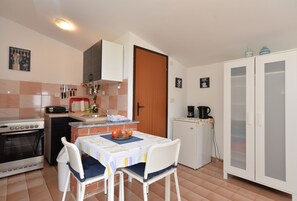 Standard House, 1 Bedroom (23129) | Private kitchen | Fridge, microwave, oven, stovetop