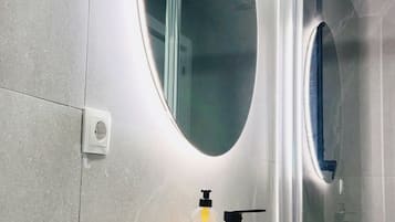 Dutxa, assecador de cabells, tovalloles i sabó