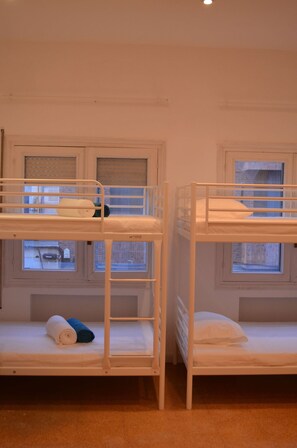 Slaapzaal, gemengd, gemeenschappelijke badkamer | Gratis wifi, beddengoed