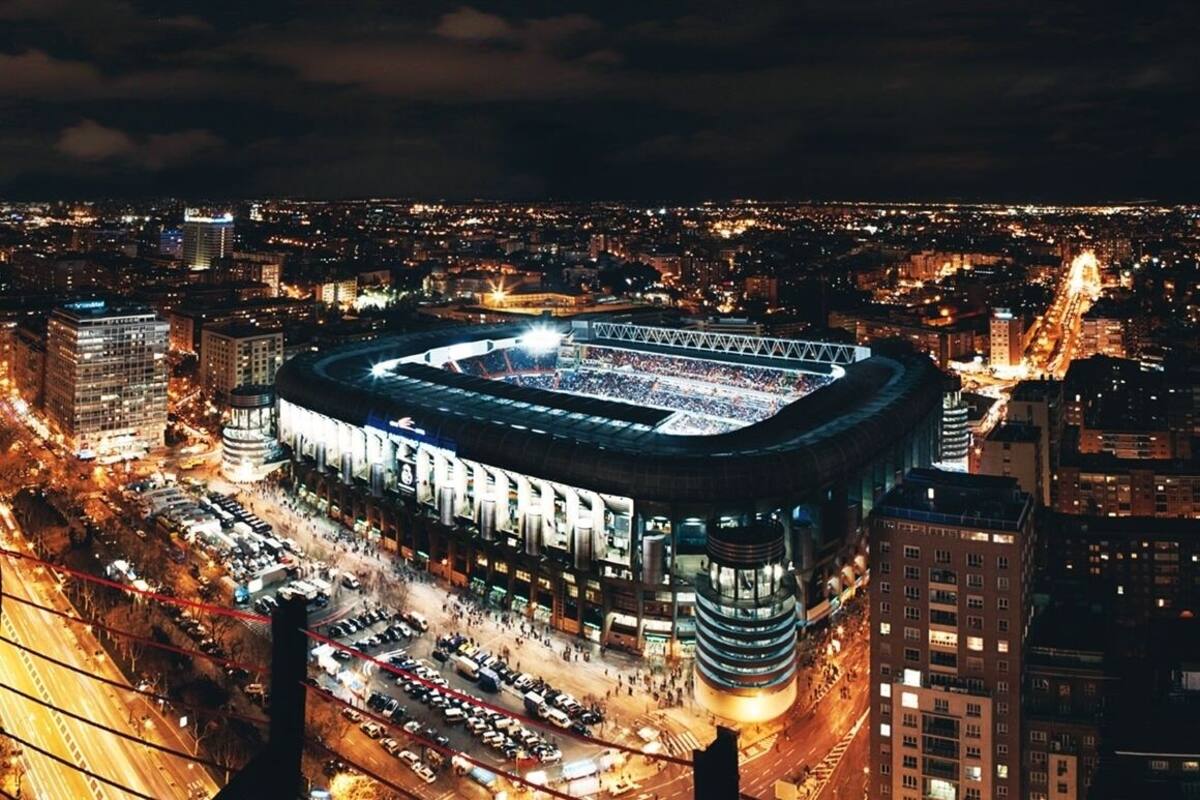 Un estadio grande de diseño circular, rodeado de edificios urbanos y calles.