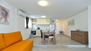 Un apartamento moderno con comedor, cocina y sala de estar.