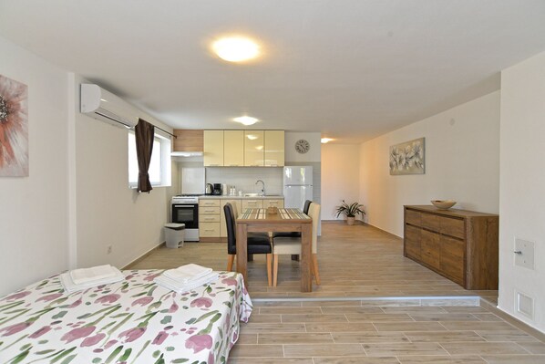 1 bedroom, iron/ironing board, cribs/infant beds, free WiFi