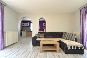 スタンダード ハウス 6 ベッドルーム (23212) | リビング エリア | 薄型テレビ