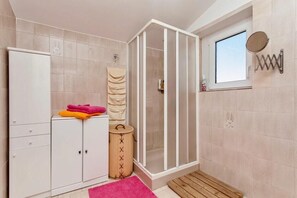 Apartemen Standar, 2 kamar tidur (23218) | Kamar mandi | Shower, pengering rambut,  dan handuk