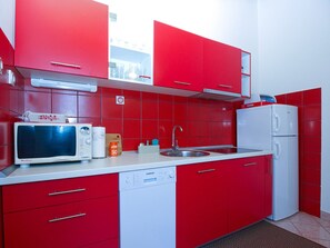 Standard Apartment, 2 Bedrooms (23218) | Private kitchen | Fridge, microwave, stovetop, dishwasher