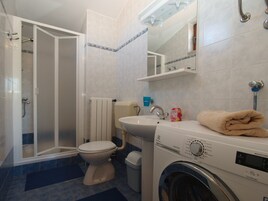 Standard Apartment, 1 Bedroom (23231) | Bathroom | Towels