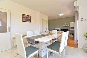 Standard Apartment, 2 Bedrooms (23274) | In-room dining