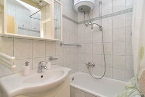 Standard Apartment, 2 Bedrooms (23374) | Bathroom | Bathtub, deep soaking tub, hair dryer, towels