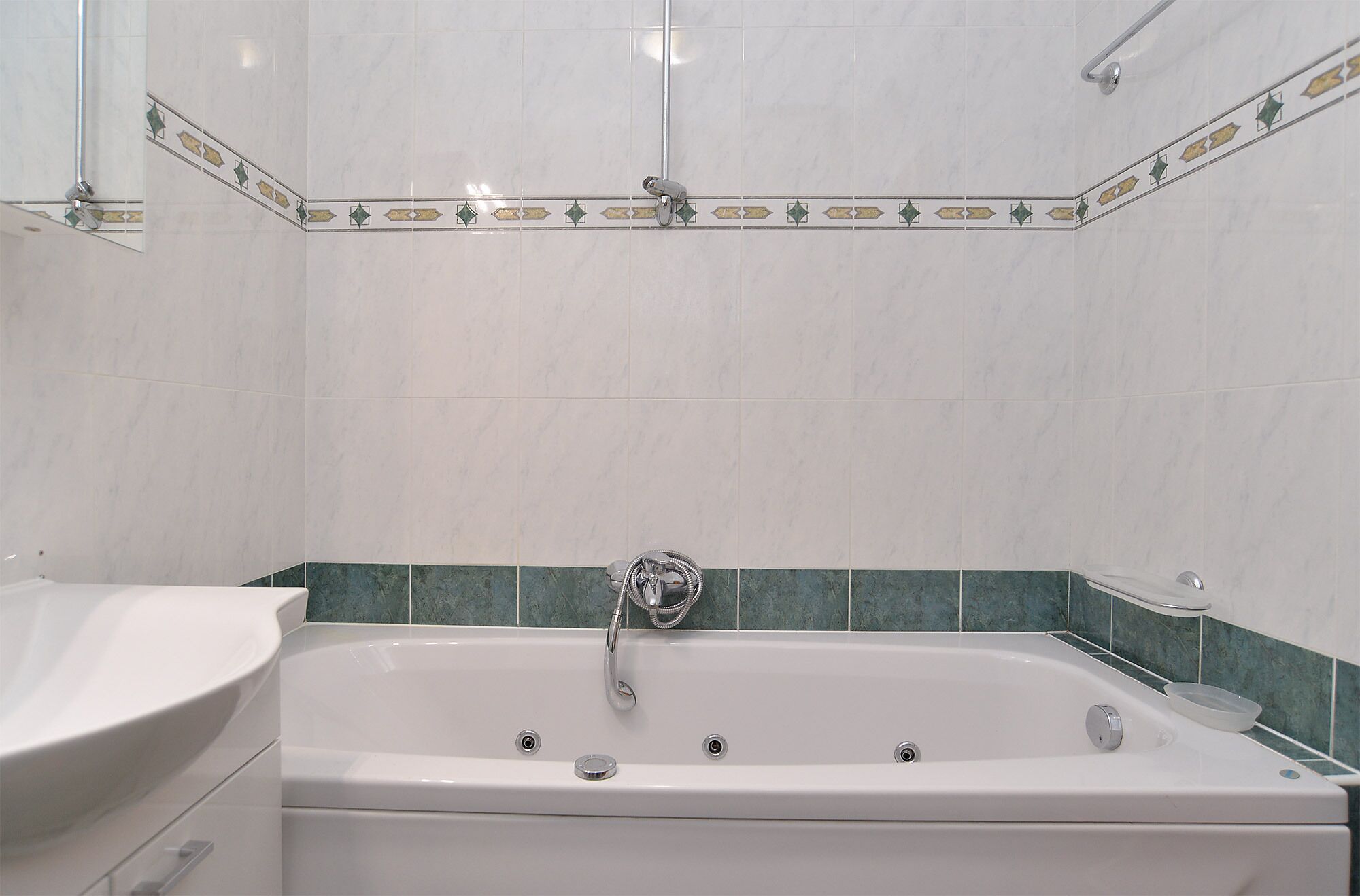 Une salle de bain avec une baignoire, un lavabo et un espace douche.