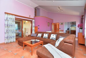 Leilighet – standard, 3 soverom (23598) | Oppholdsområde | TV