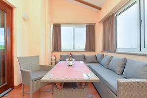 Leilighet – standard, 3 soverom (23598) | Oppholdsrom | TV