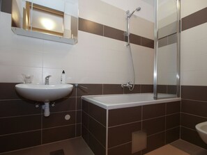 Appartement Standard, 1 chambre (17984) | Salle de bain | Baignoire, baignoire profonde, séchoir à cheveux, serviettes fournies