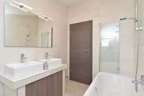 Standard House, 3 Bedrooms (23637) | Bathroom | Separate tub and shower, deep soaking tub, hair dryer, towels