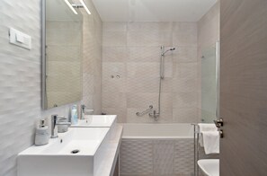 Standard House, 3 Bedrooms (23637) | Bathroom