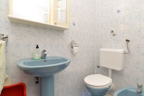 Standard Apartment, 1 Bedroom (23657) | Bathroom | Shower, hair dryer, bidet, towels - Apartment 1925 (Medulin)