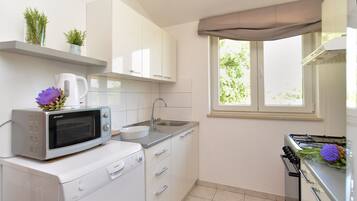 Standard Apartment, 3 Bedrooms (23672) | Private kitchenette | Fridge, microwave, oven, stovetop