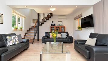 Standard Apartment, 3 Bedrooms (23672) | Living area | TV