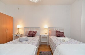 Standard-Apartment, 2 Schlafzimmer (23705) | Bügeleisen/Bügelbrett, kostenloses WLAN, Bettwäsche