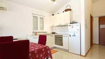 Standard Apartment, 2 Bedrooms (1932/31985) | Private kitchen | Fridge, cookware/dishes/utensils