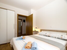 2 habitaciones, tabla de planchar con plancha y ropa de cama 