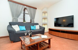 Standard-Apartment, 2 Schlafzimmer (23771) | Wohnbereich | Fernseher